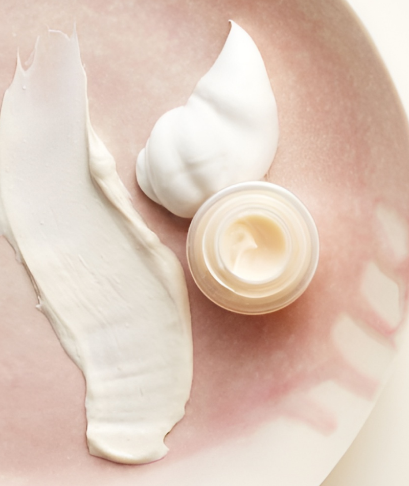 Förberedelse och eftervård är avgörande för att uppnå bästa resultat vid vaxning eller sugaring. Hos Salong Reborn Avenue guidar vi dig genom hela processen för att säkerställa att din hud är redo och återhämtar sig på bästa sätt.

Förberedelse:
Innan din behandling är det viktigt att exfoliera huden försiktigt för att ta bort döda hudceller och förhindra inåtväxande hår. Undvik att applicera lotion eller olja på behandlingsområdet samma dag, då detta kan påverka vaxets eller sugaringpastans vidhäftning.

Eftervård:
Efter behandlingen rekommenderar vi att du undviker solning, bastu och hårda hudvårdsprodukter under de första 24-48 timmarna. Applicera en lugnande lotion eller aloe vera för att reducera eventuell rodnad och hålla huden mjuk och återfuktad.

På Salong Reborn Avenue är vi dedikerade till att ge dig inte bara en smidig och hårfri hud, utan också en bekväm och säker upplevelse. Följ våra råd för förberedelse och eftervård för att maximera fördelarna med din vaxning eller sugaring och njut av långvariga resultat.